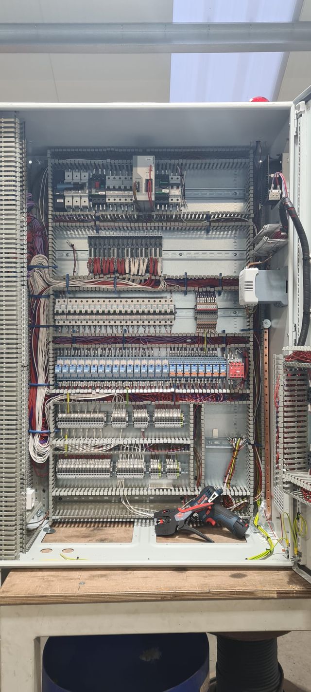 Besturingskast: bedrading en test