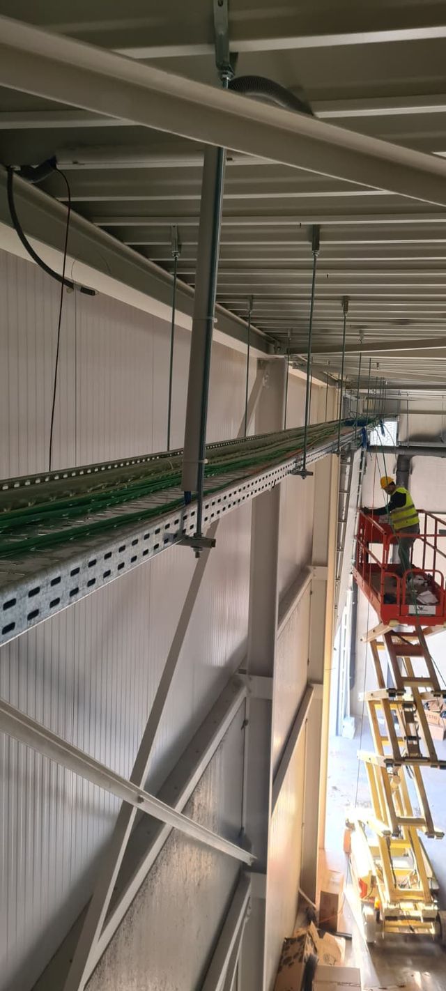 Kabelgoten en bekabeling in een nieuwe bedrijfshal