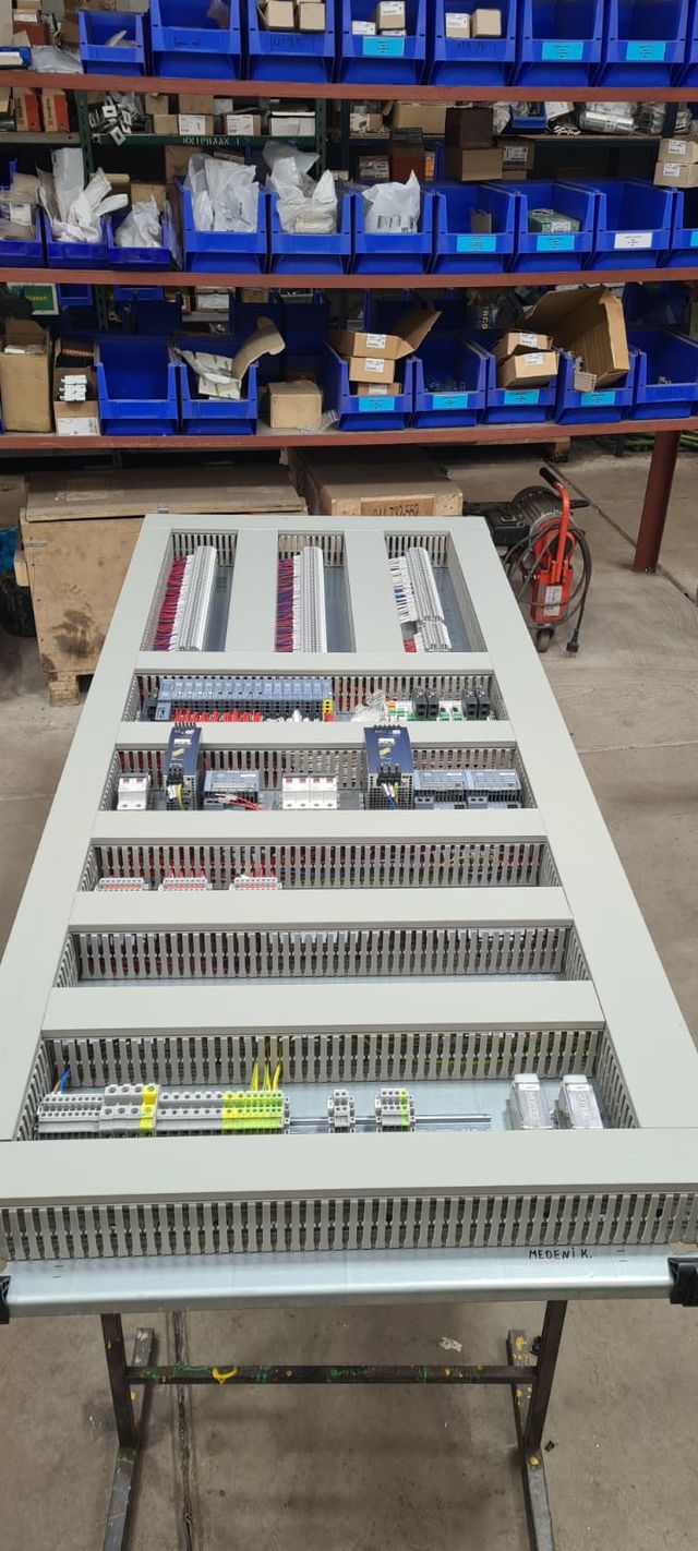 Opbouw van een automatiseringsbord – Stap 1 · Montage van rails, kabelgoten en componenten