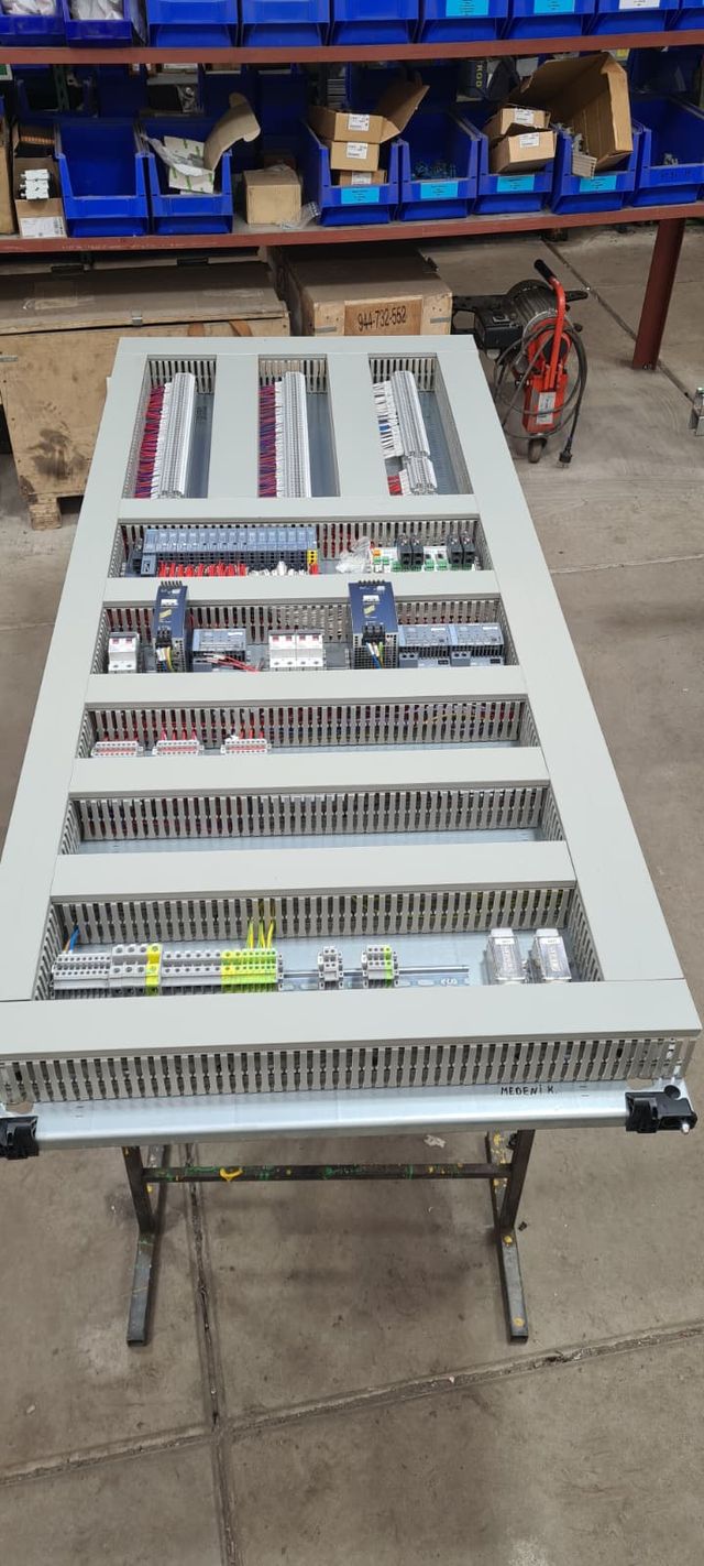 Opbouw van een automatiseringsbord – Stap 2 · Beveiligingen en sturing geplaatst