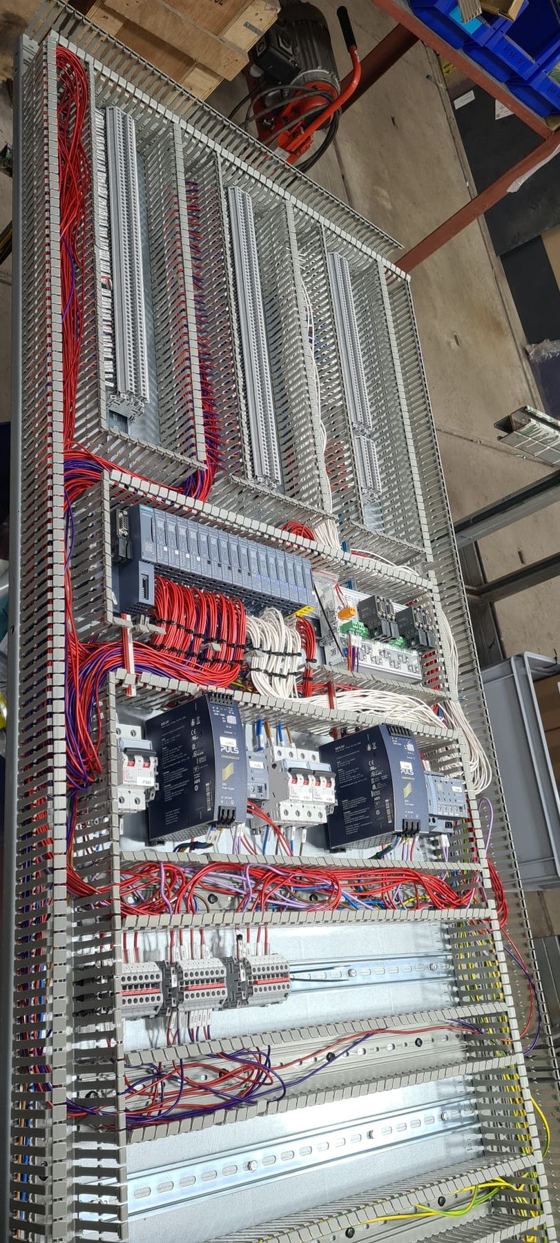 Opbouw van een automatiseringsbord – Stap 4 · Bedrading afgewerkt, nog zonder deksels