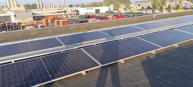 Zonnepanelen op een bedrijfsdak