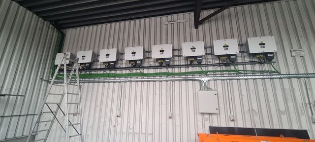 Zonnepanelen op een bedrijfsdak – foto 2